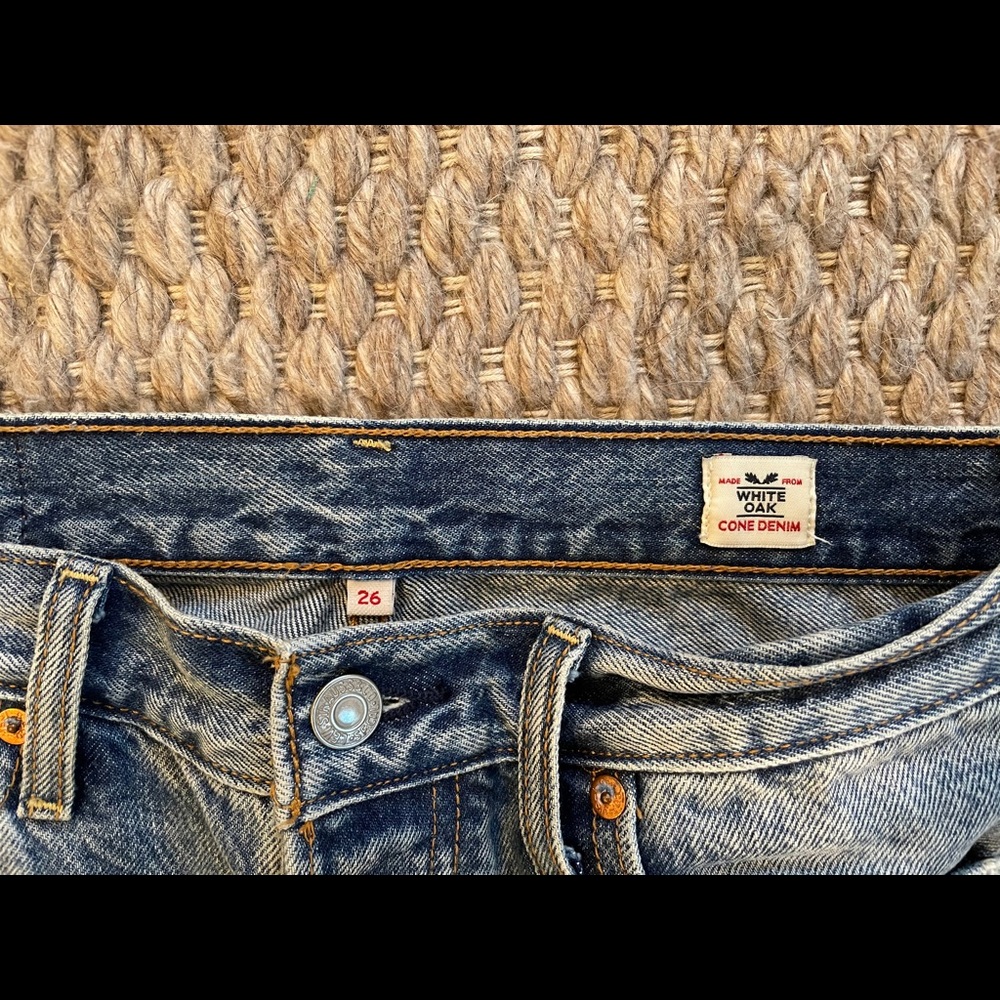 Levi’s wedgie distressed size 26